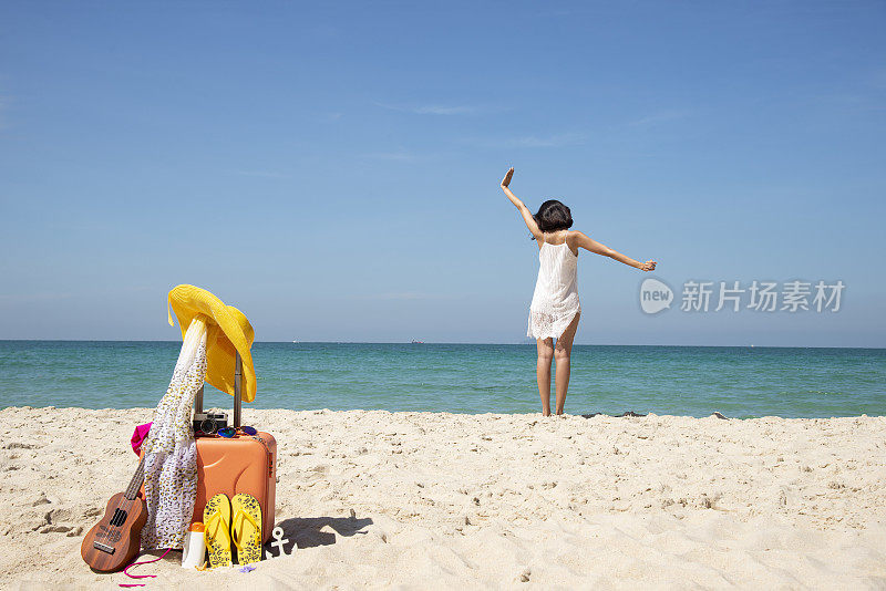 生活方式的女人和放松的海滩背景寒冷。暑假旅游，复制空间为横幅。暑假