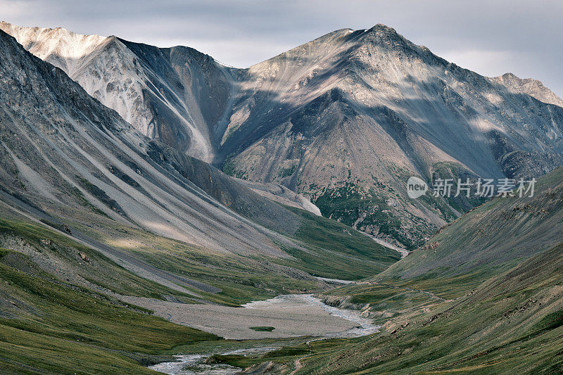 夏季的河谷山