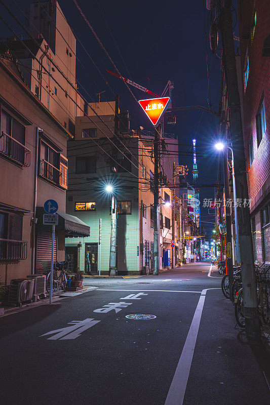 东京市中心(浅草)狭窄的街道上有小商店和住宅