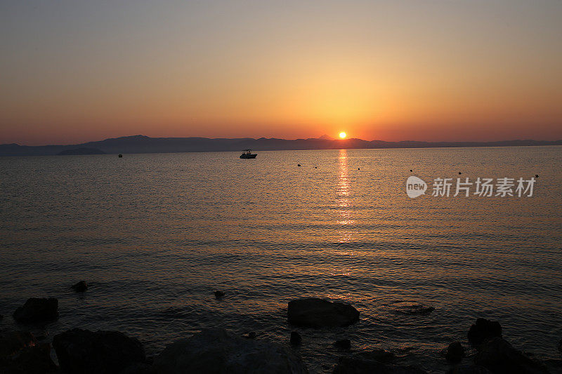 清晨的日出在海上的股票照片