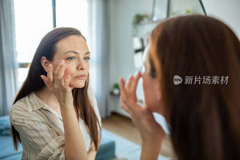 年轻女子在家里照镜子