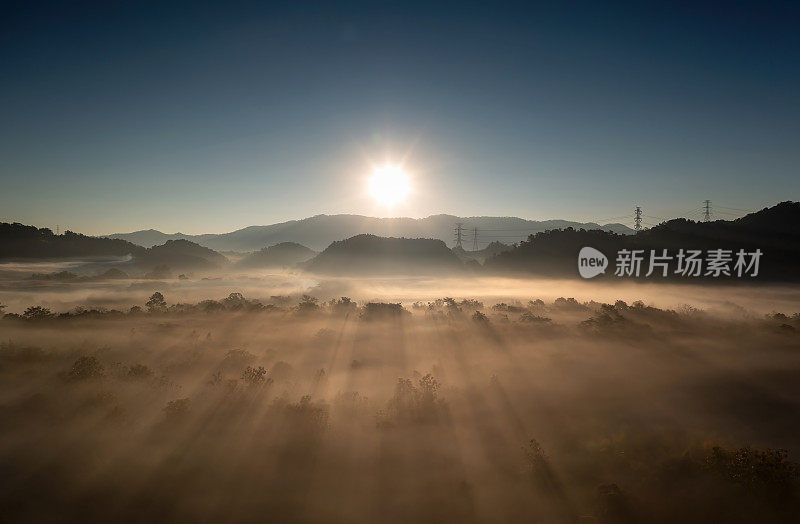 美丽的早晨景色，日出和雾在山上