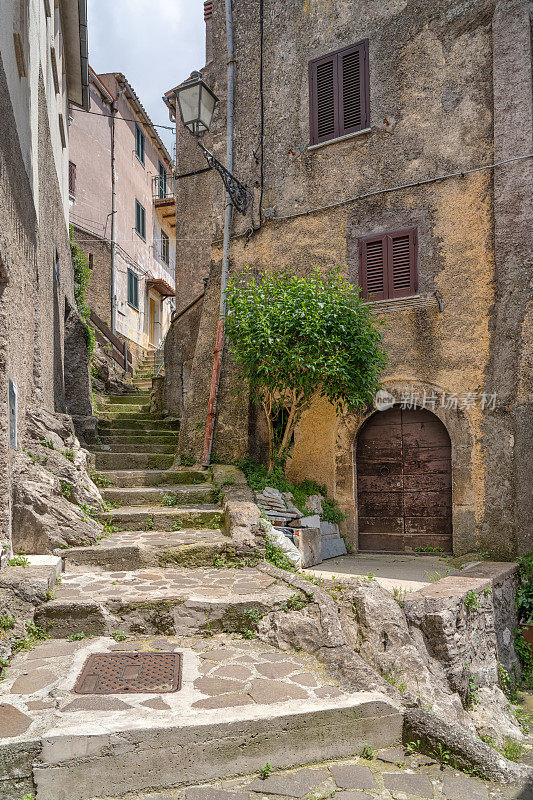 狭窄的街道在切瓦拉迪罗马，拉齐奥意大利