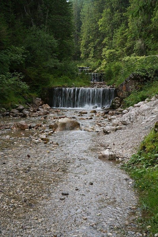 山涧流水