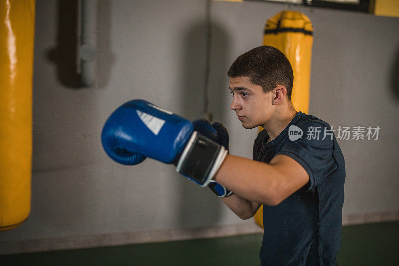 一个年轻的自由搏击运动员正在拳击馆训练，为一场拳击比赛和拳击比赛做准备