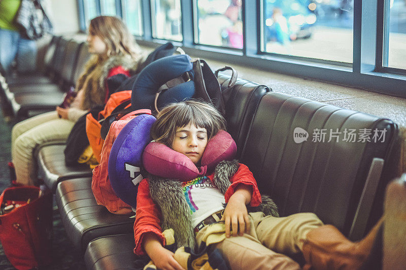 孩子们带着行李在机场和家人一起旅行