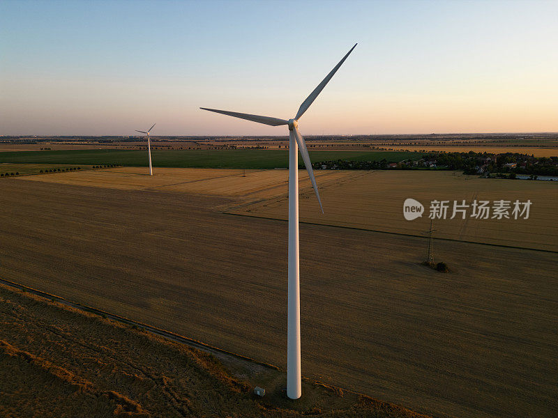 风电场户外摄影。图为农田上的风力发电场。图为风力涡轮机。风电机组，绿色能源理念。可再生能源的风力涡轮机