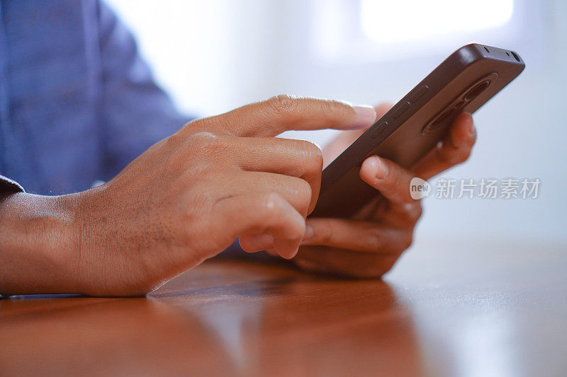 男人触摸智能手机屏幕，发送信息或网上购物的概念