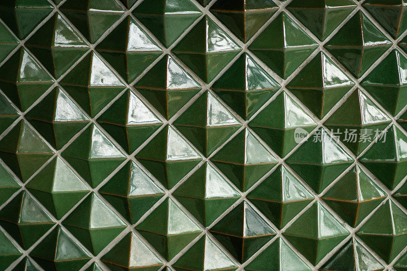 绿色祖母绿颜色金字塔形状的瓷砖在墙上