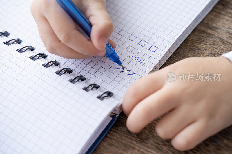 幼儿用钢笔在笔记本上写字，幼儿手写体练习，手的发展，幼儿手写体练习