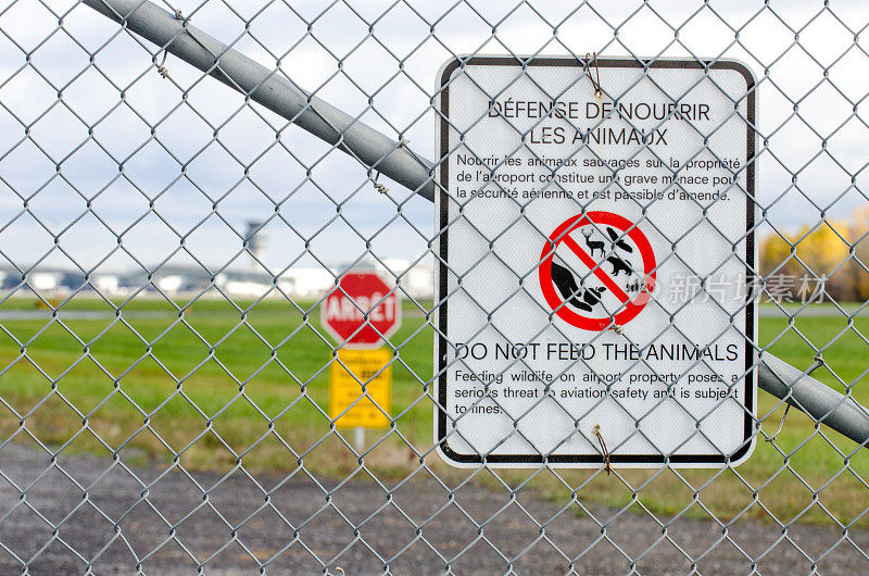 机场围栏的禁止标志