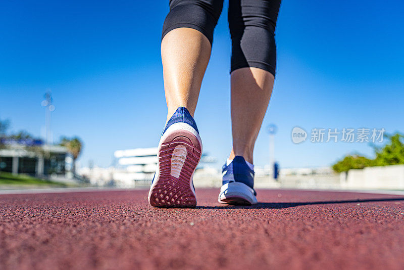 跑步鞋在跑道上的后视图