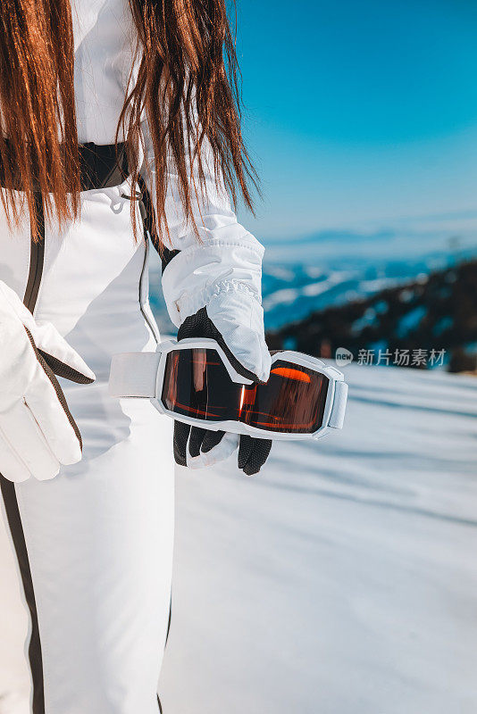 美丽的女人滑雪和滑雪服在山上，近距离。库存图片