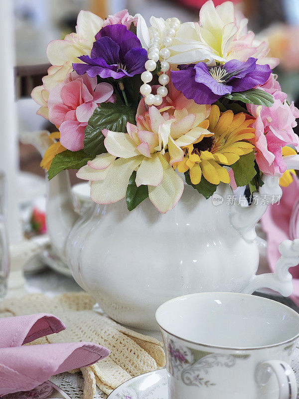 食品和饮料-茶话会。茶话会的桌子已经摆好并装饰好了。