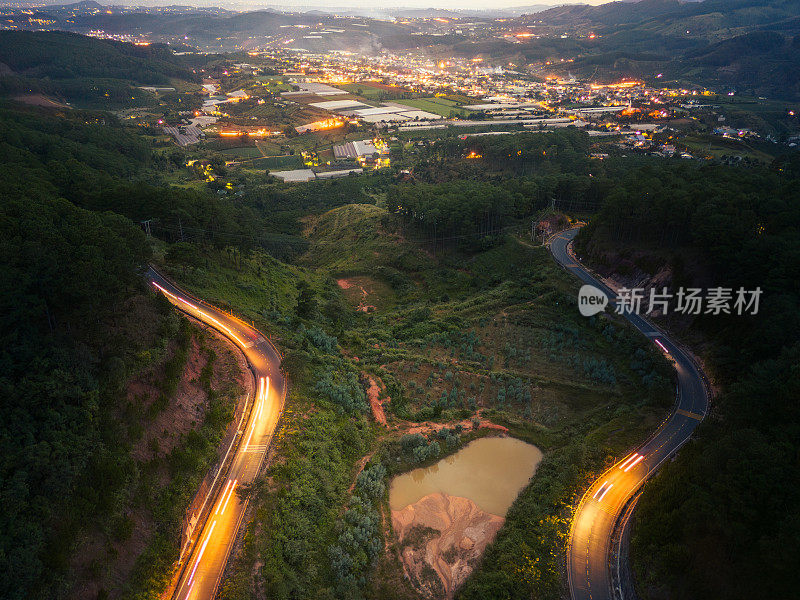 晚霞中的越南大叻市塔农山口鸟瞰图。远处蜿蜒的道路是越南的大叻市