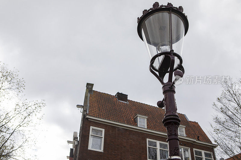 华丽的路灯和阿姆斯特丹联排别墅