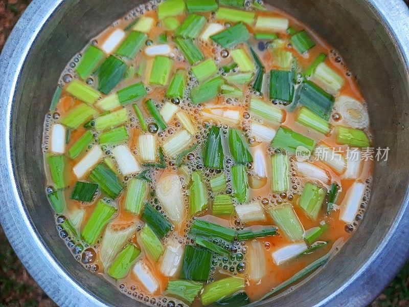 大蒜韭菜和生鸡蛋——食物的准备。