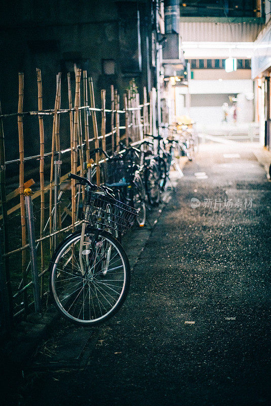 在东京的大久保，非法停放自行车。