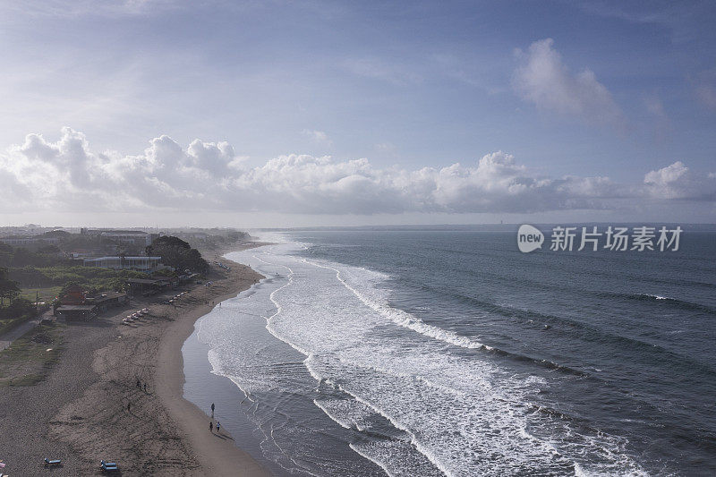 印度尼西亚巴厘岛沧谷海滩的无人机景观