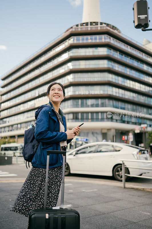 亚洲z世代游客呼叫手机应用程序搜索出租车在日本大阪的街道