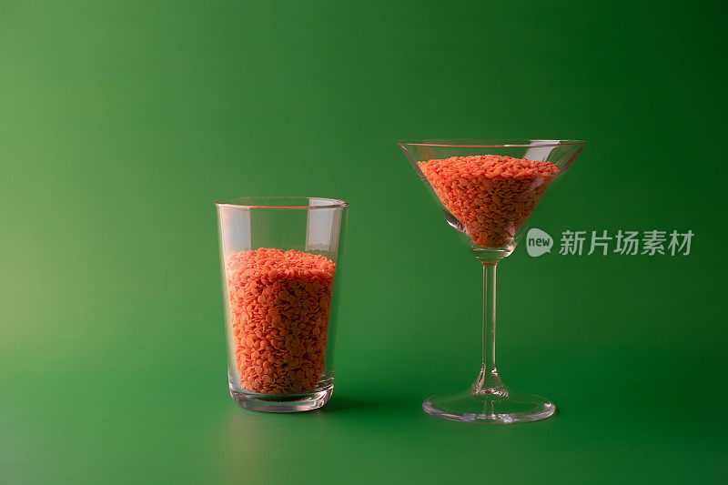 节约比喻:水，装满红豆籽的酒杯