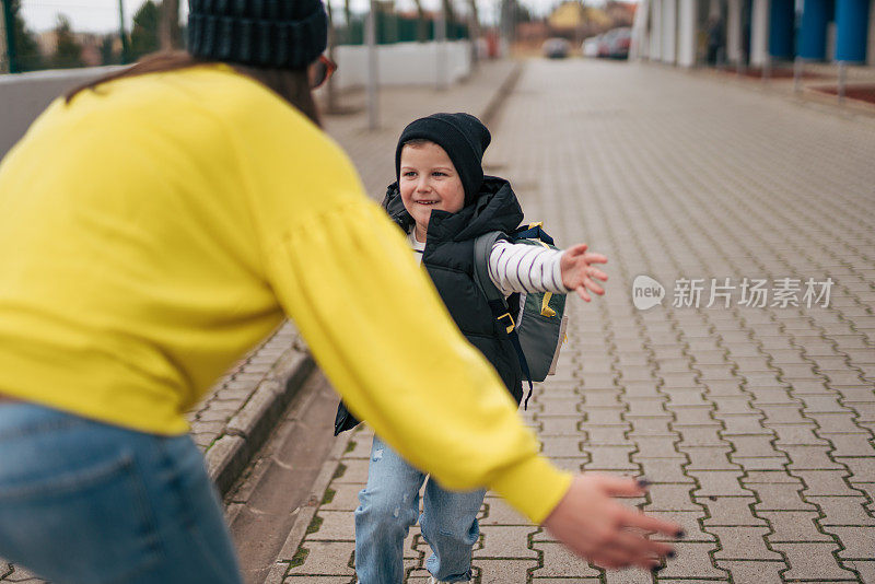 儿子跑向妈妈，拥抱了他。