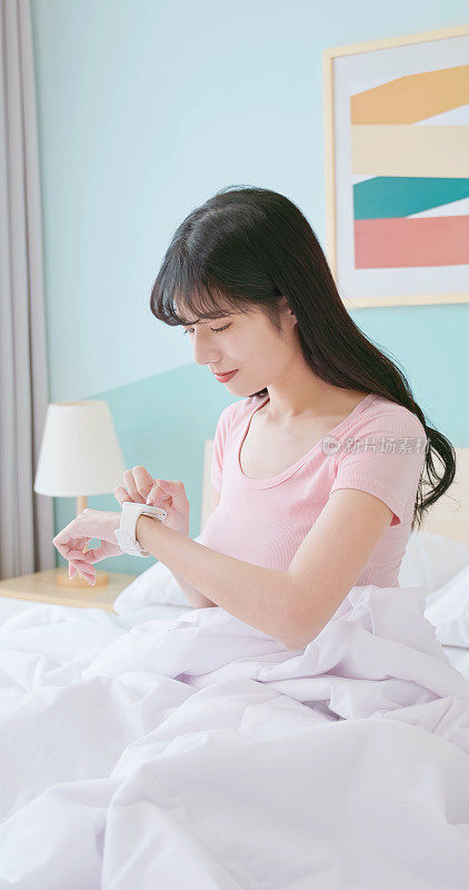 亚洲女士智能手表监测睡眠