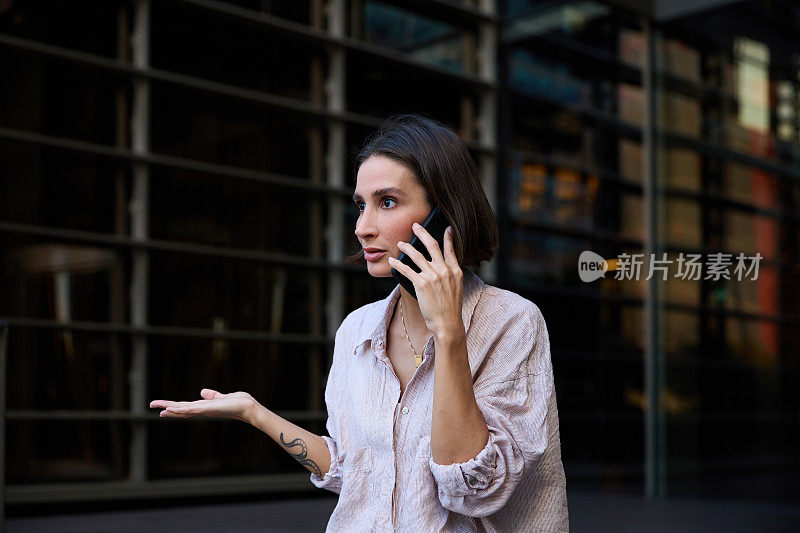 紧张沮丧的女商人在打电话。在电话中解决问题时感到愤怒和压力