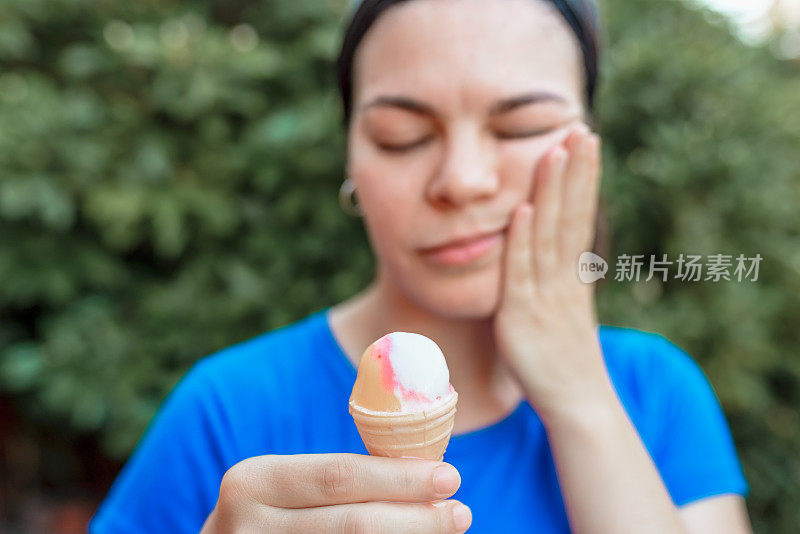 因为吃冰淇淋而牙痛的女人