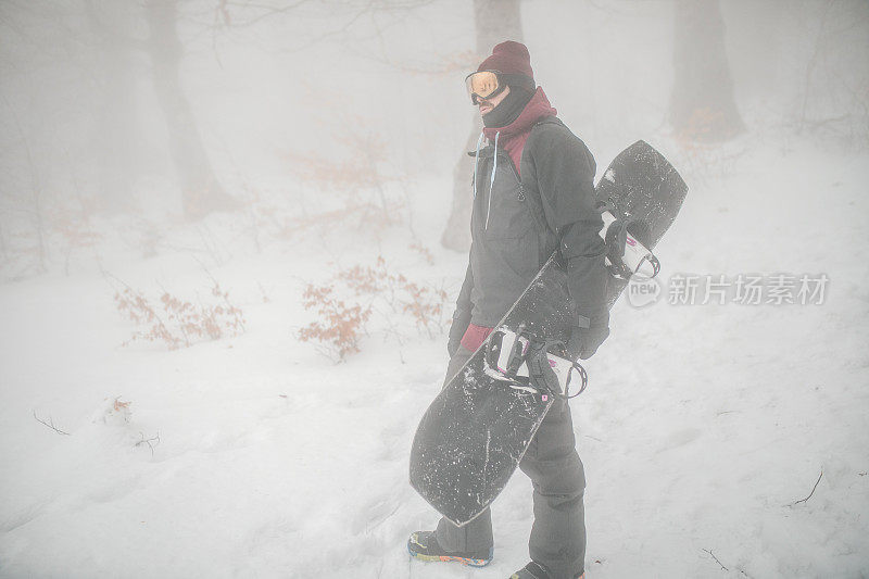 一个男人准备在雾天骑滑雪板