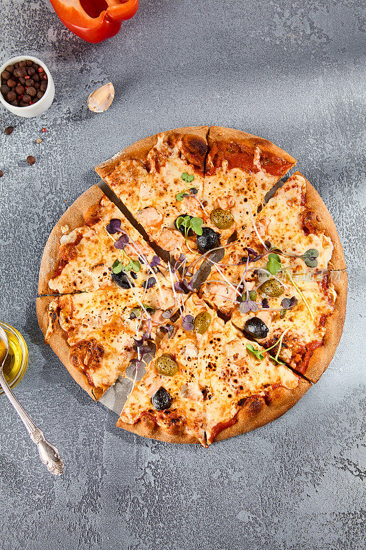 番茄披萨与橄榄和奶酪，从上面看，提供一个经典的味道与一个有纹理的背景上的美食介绍
