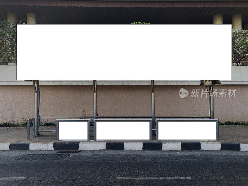 印度孟买公交车站的正面，上面空白的地方放着商业横幅模型广告牌，哦，户外。印度公交车站的品牌模型。一个完整的广告巴士模型。