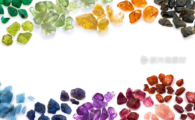 各种天然彩色宝石。水平组合。