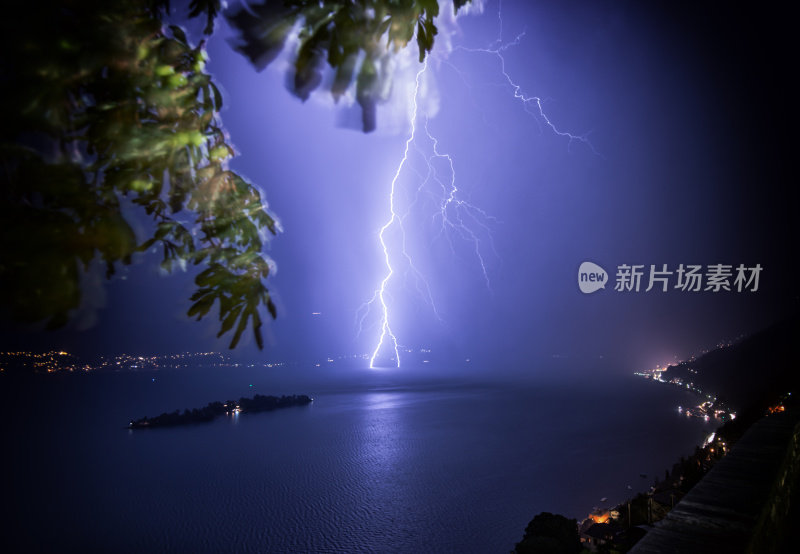 瑞士马焦雷湖的雷电撞击