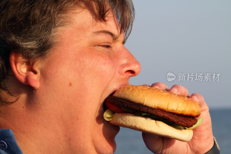 胖女人吃汉堡
