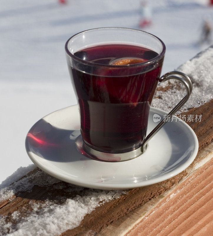 一杯热红酒，背景是雪