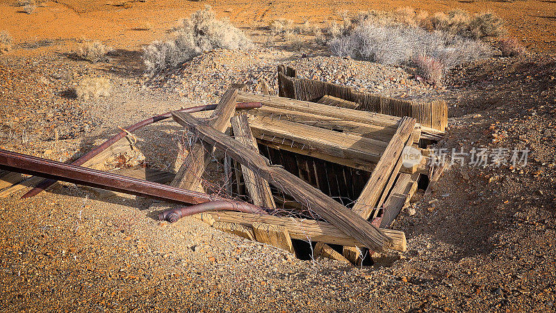 西部淘金热镇的废弃矿井