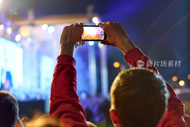 在音乐会期间用智能手机录制视频的特写。