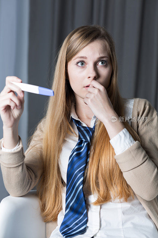 年轻女孩害怕怀孕
