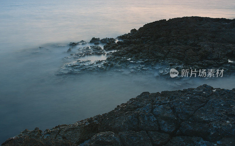 克罗地亚日落后的岩石海岸