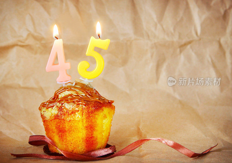 45号生日蛋糕上点着蜡烛