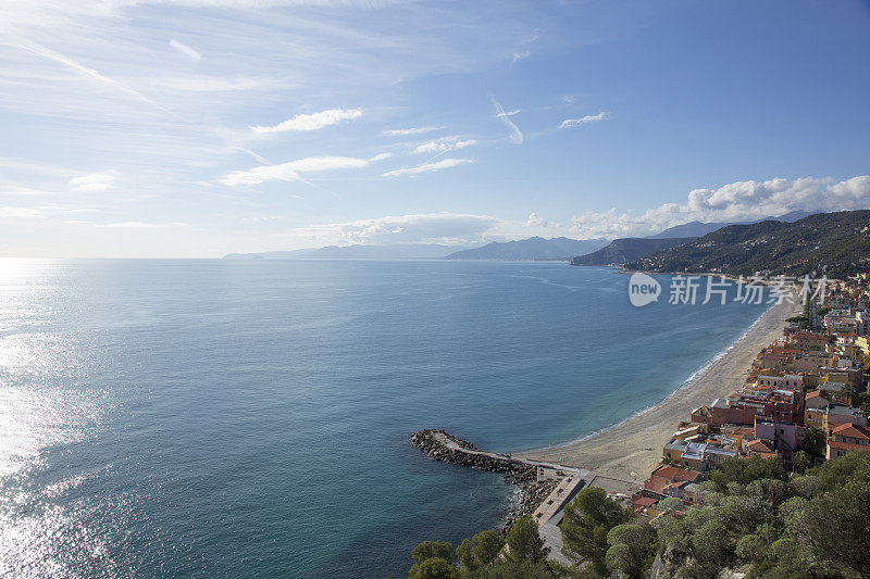 海岸线，海滩和村庄，地中海