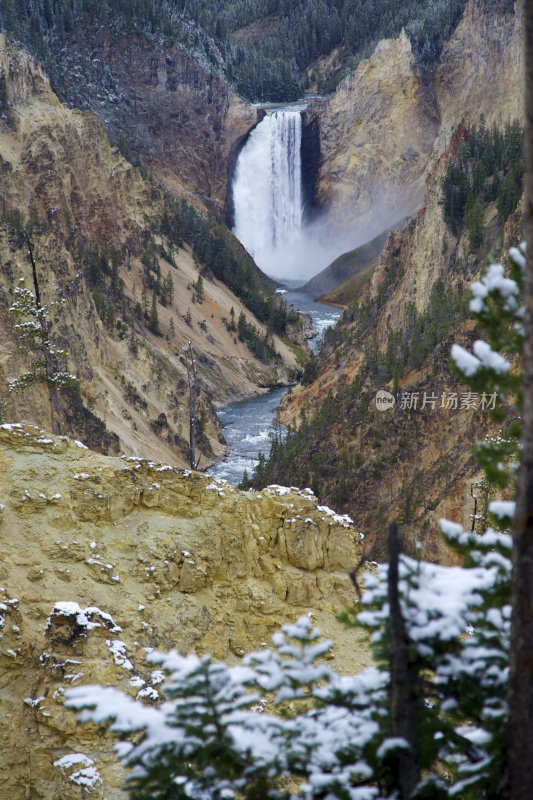 第一场雪后的黄石瀑布