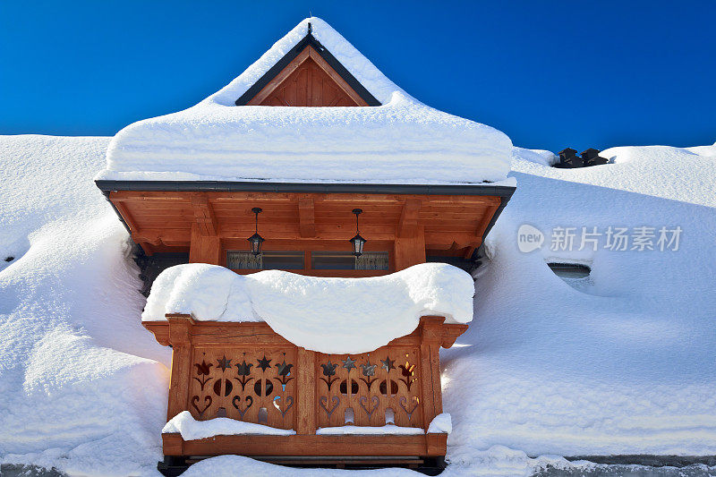 雪中的山间小屋