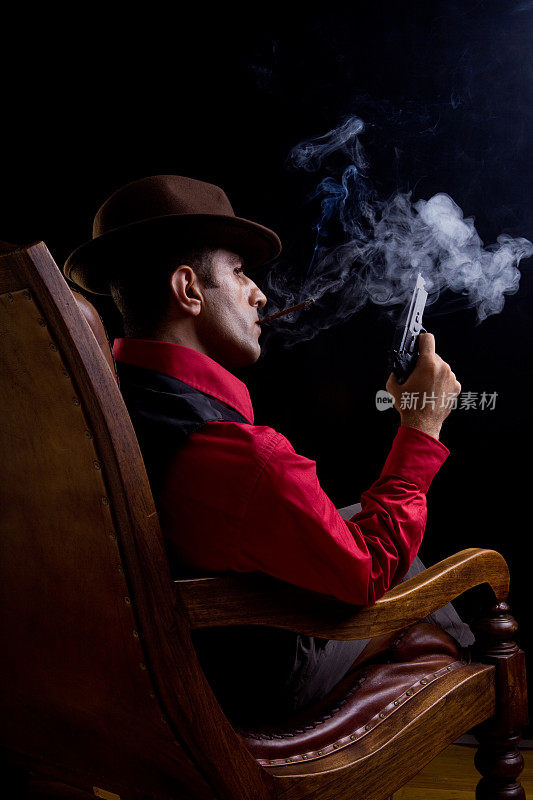 枪手坐在扶手椅上抽着雪茄