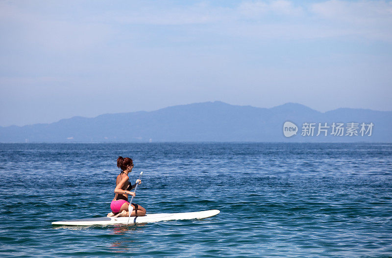 年轻女子Paddleboarding