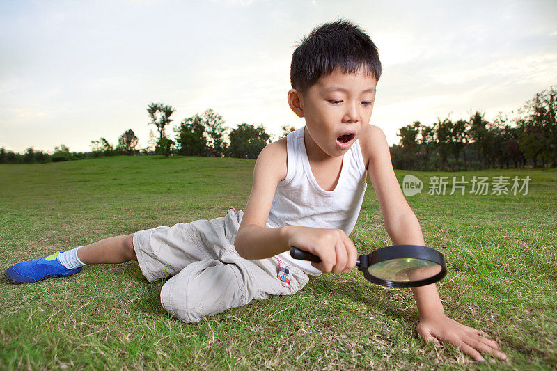 探索大自然的小男孩