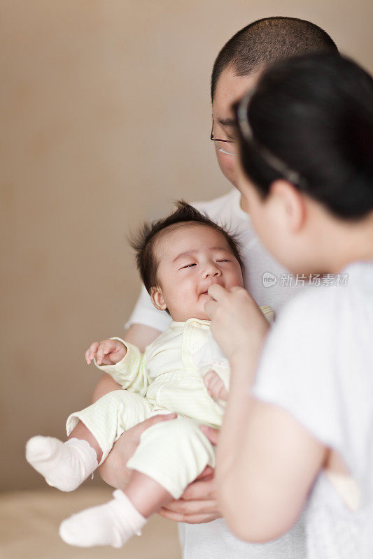 父母和他们的男婴在家里