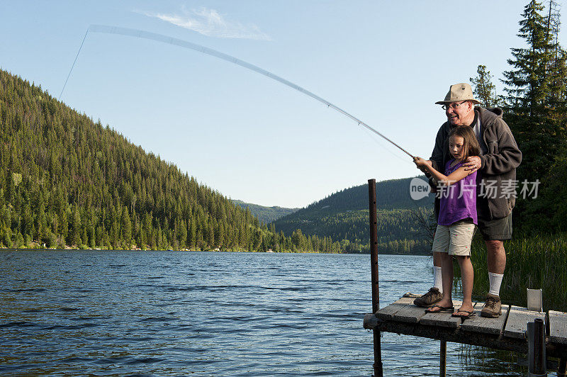 爷爷和孙女一起钓鱼