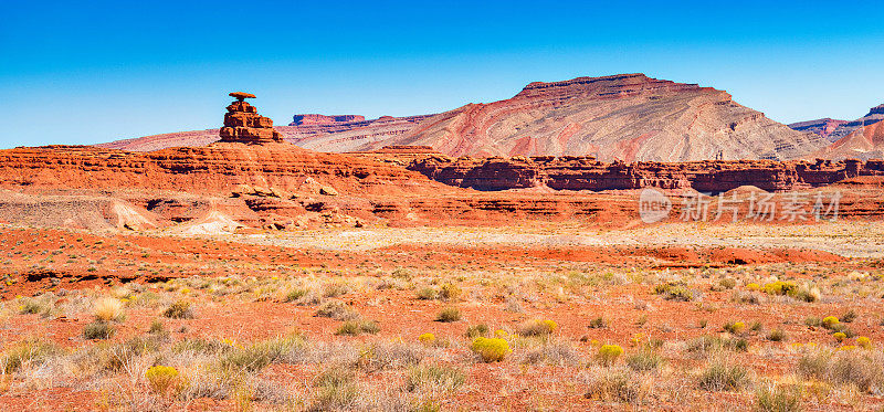 风景与墨西哥帽岩形成在美国犹他州